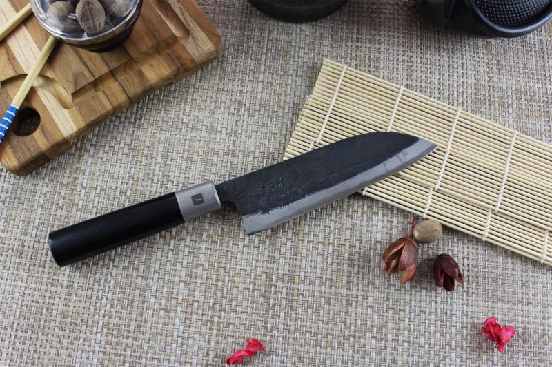 couteau-santoku-japonais-artisanal-chroma-haiku-kurouchi-carbone-16cm